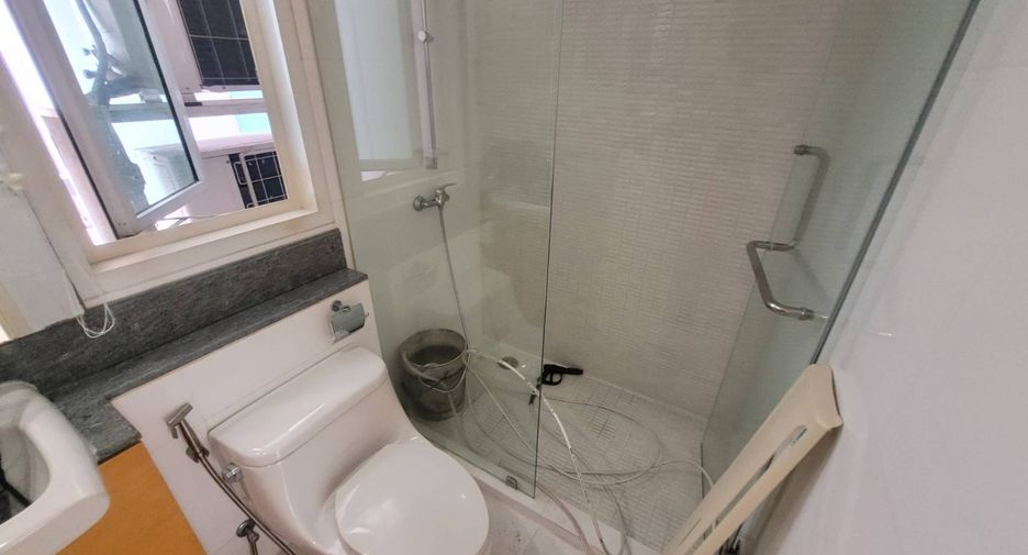 For rent 3 bedrooms condo in Khlong Toei, Bangkok
