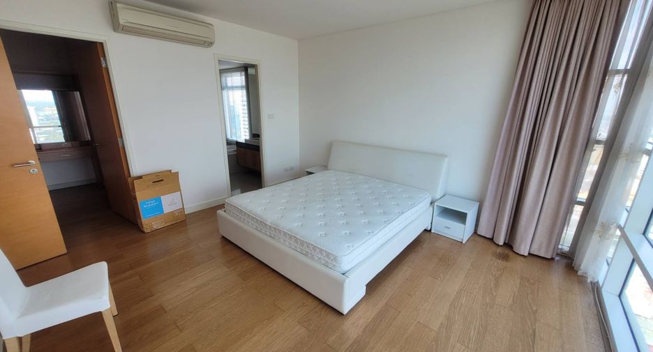 For rent 3 bedrooms condo in Khlong Toei, Bangkok