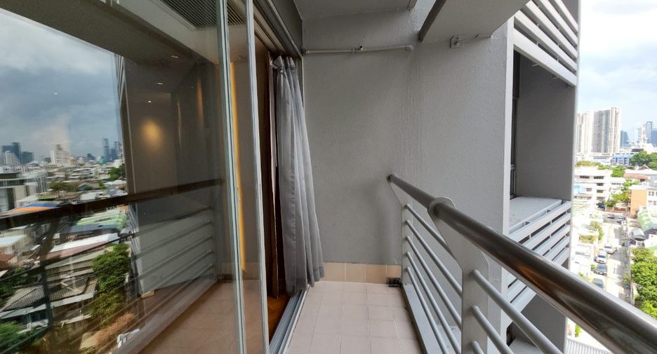 For rent 3 bedrooms condo in Yan Nawa, Bangkok