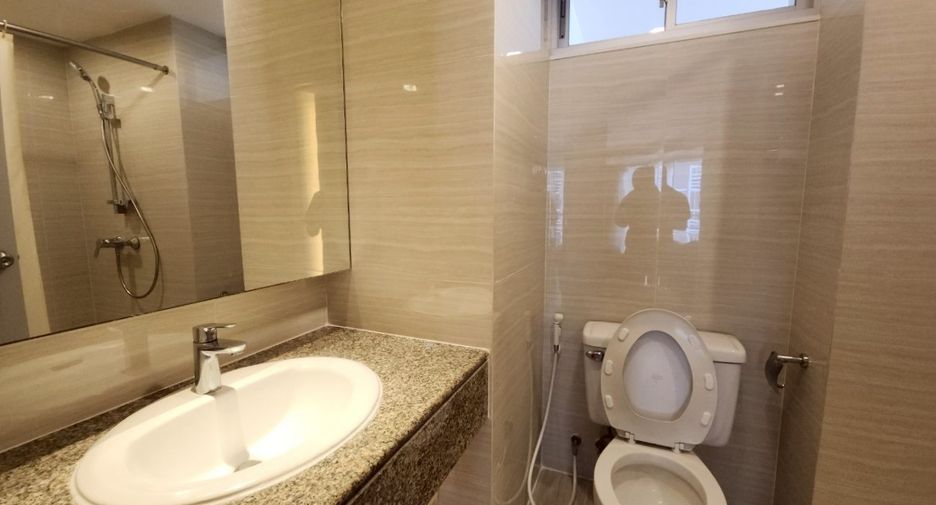 For rent 3 bedrooms condo in Yan Nawa, Bangkok