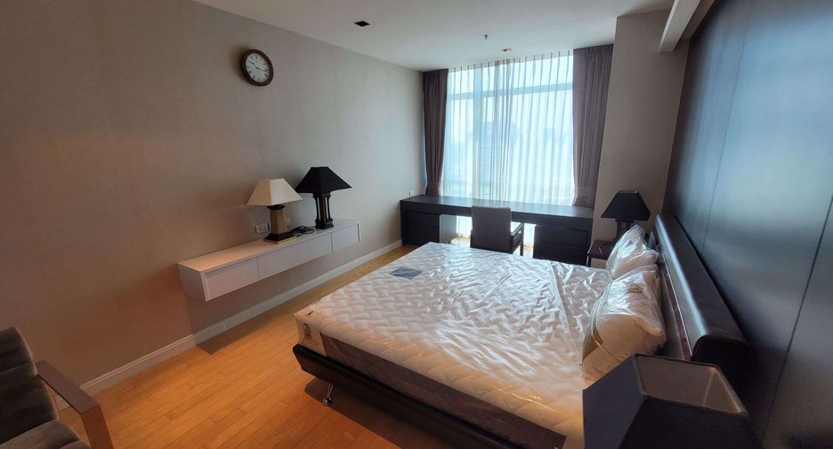 For rent 2 bedrooms condo in Pathum Wan, Bangkok