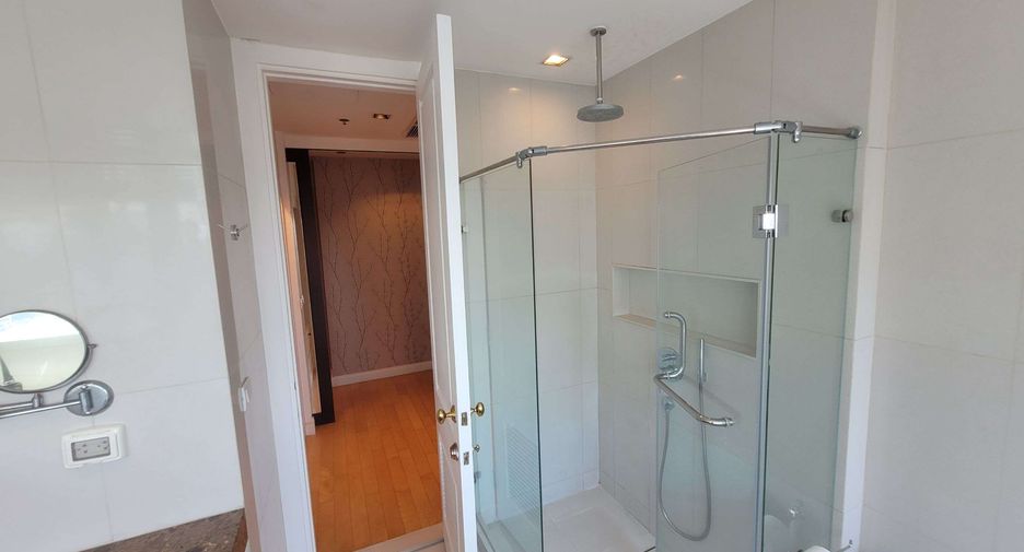 For rent 2 bedrooms condo in Pathum Wan, Bangkok