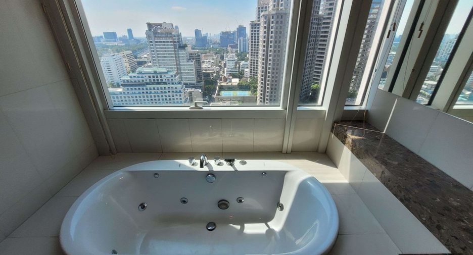 For rent 2 bedrooms condo in Pathum Wan, Bangkok