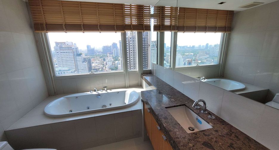 For rent 2 bedrooms condo in Pathum Wan, Bangkok