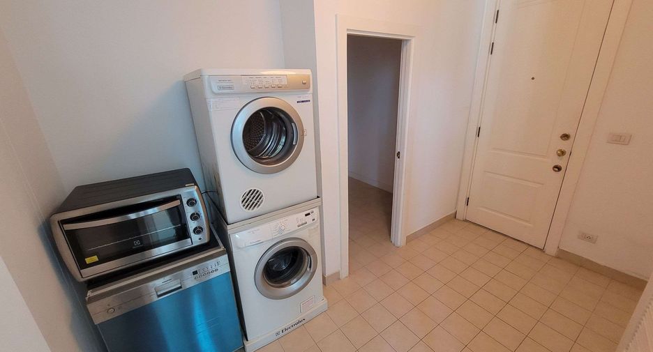 For rent 2 bedrooms condo in Pathum Wan, Bangkok