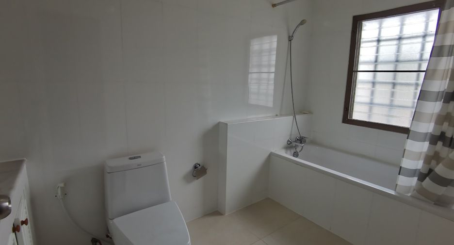 Haus zur Miete mit 4 Zimmer in Khlong Toei, Bangkok