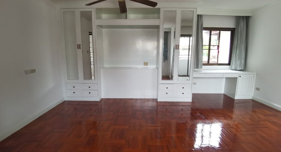 Haus zur Miete mit 4 Zimmer in Khlong Toei, Bangkok