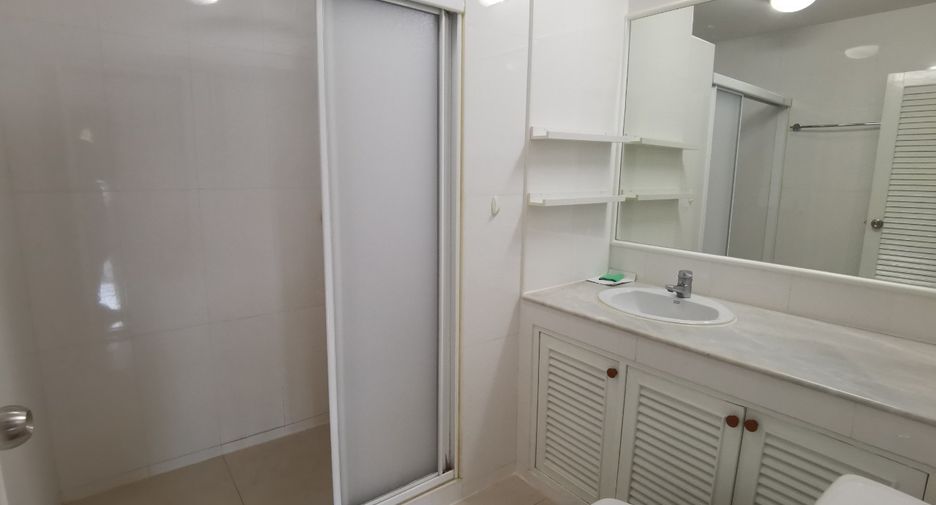 Haus zur Miete mit 4 Zimmer in Khlong Toei, Bangkok