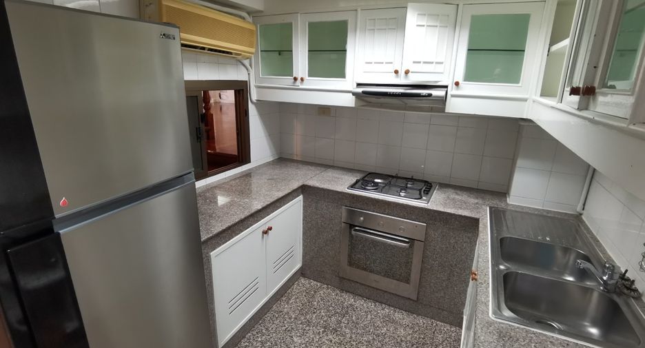 Haus zur Miete mit 4 Zimmer in Khlong Toei, Bangkok