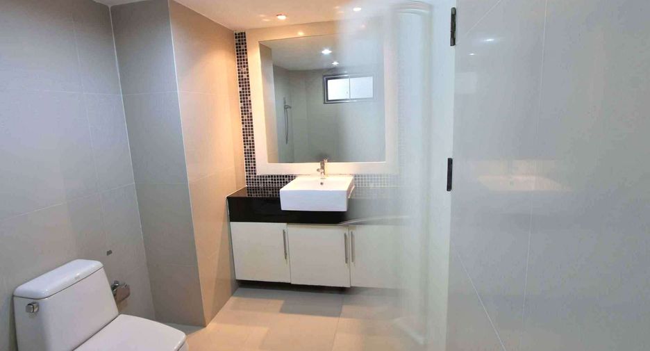For rent 3 bedrooms condo in Khlong Toei, Bangkok