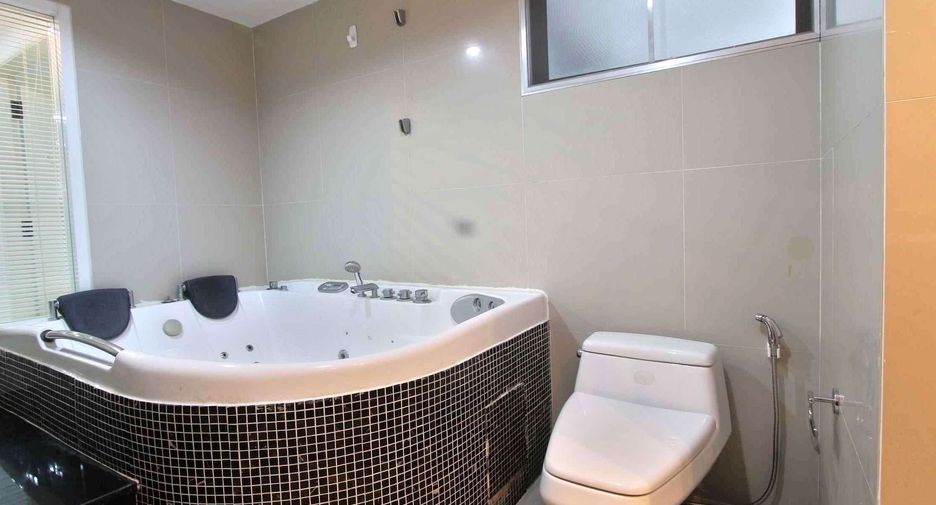 For rent 3 bedrooms condo in Khlong Toei, Bangkok