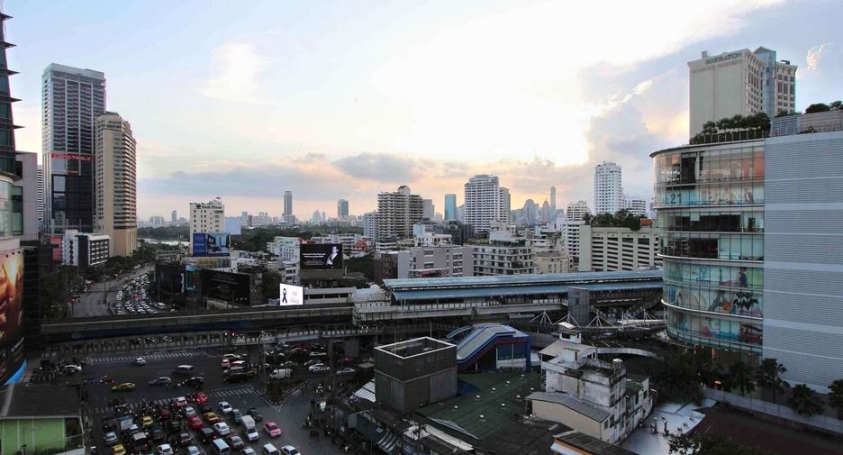 For rent 3 bedrooms condo in Khlong Toei, Bangkok