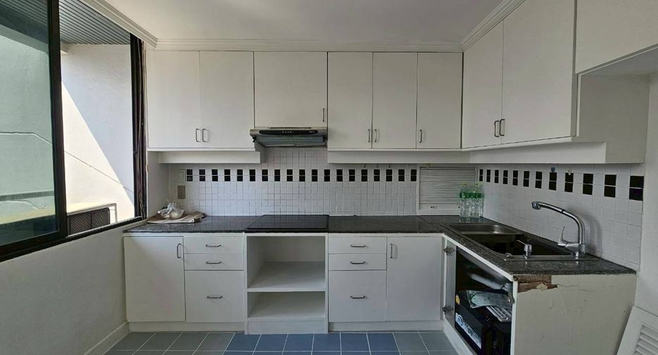 For rent 3 bedrooms condo in Khlong Toei, Bangkok