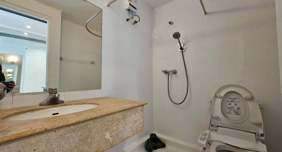 For rent 3 bedrooms condo in Khlong Toei, Bangkok