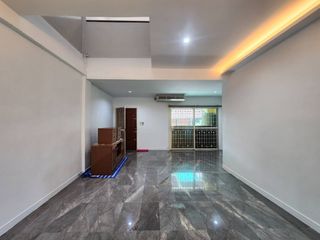 For rent 3 ベッドルーム townhouse in Khlong Toei, Bangkok