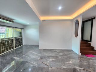 For rent 3 ベッドルーム townhouse in Khlong Toei, Bangkok