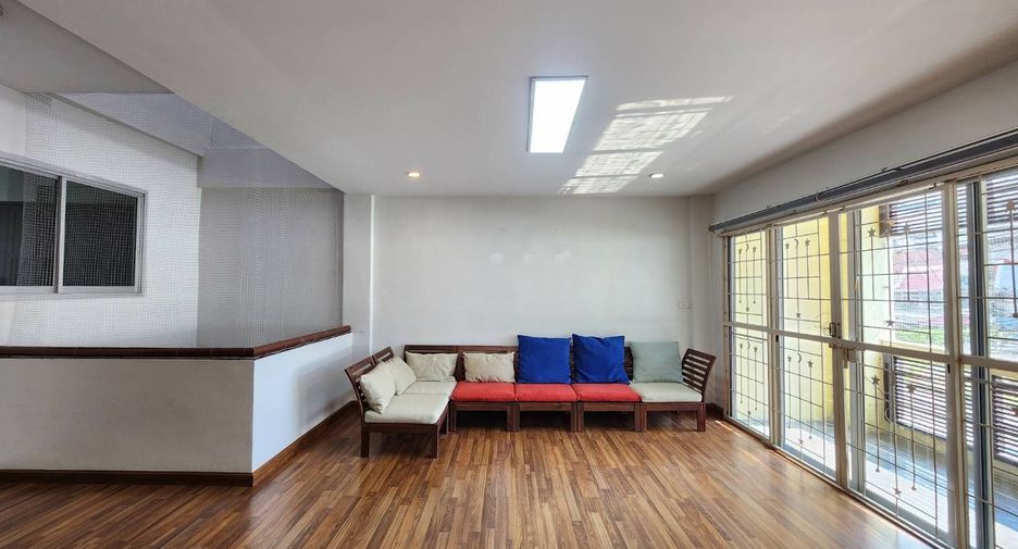 For rent 3 ベッドルーム townhouse in Khlong Toei, Bangkok