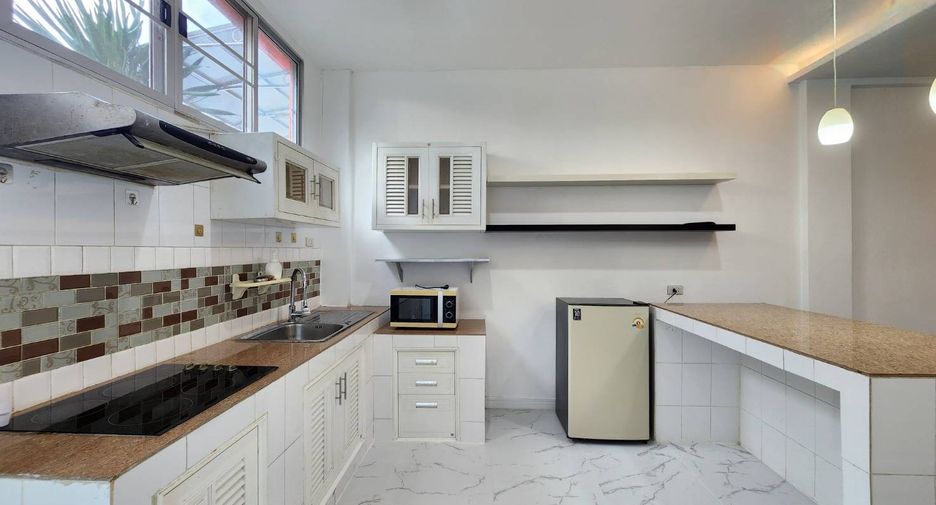 For rent 3 ベッドルーム townhouse in Khlong Toei, Bangkok
