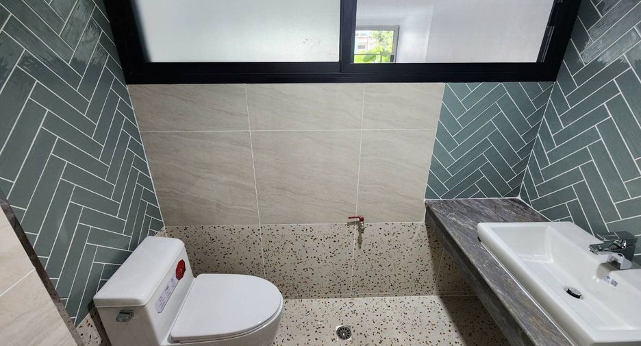 For rent 3 ベッドルーム townhouse in Khlong Toei, Bangkok