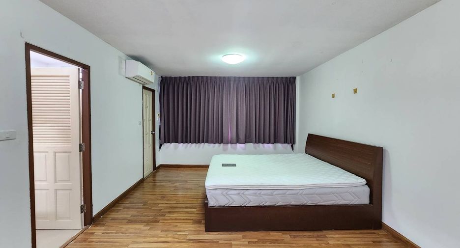 For rent 3 ベッドルーム townhouse in Khlong Toei, Bangkok