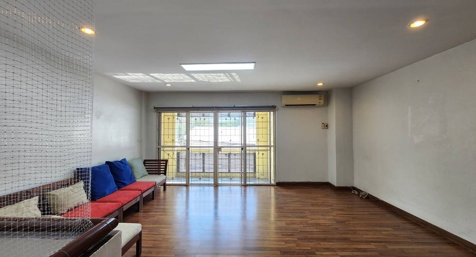 For rent 3 ベッドルーム townhouse in Khlong Toei, Bangkok