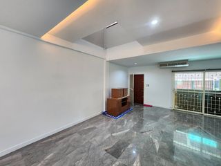 For rent 3 ベッドルーム townhouse in Khlong Toei, Bangkok