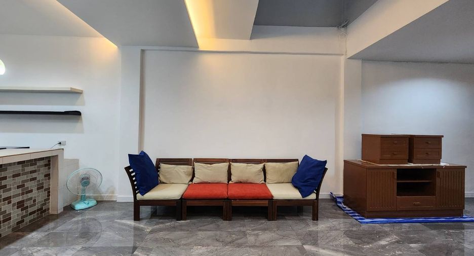 For rent 3 ベッドルーム townhouse in Khlong Toei, Bangkok