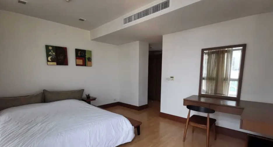 For rent 3 bedrooms condo in Khlong Toei, Bangkok