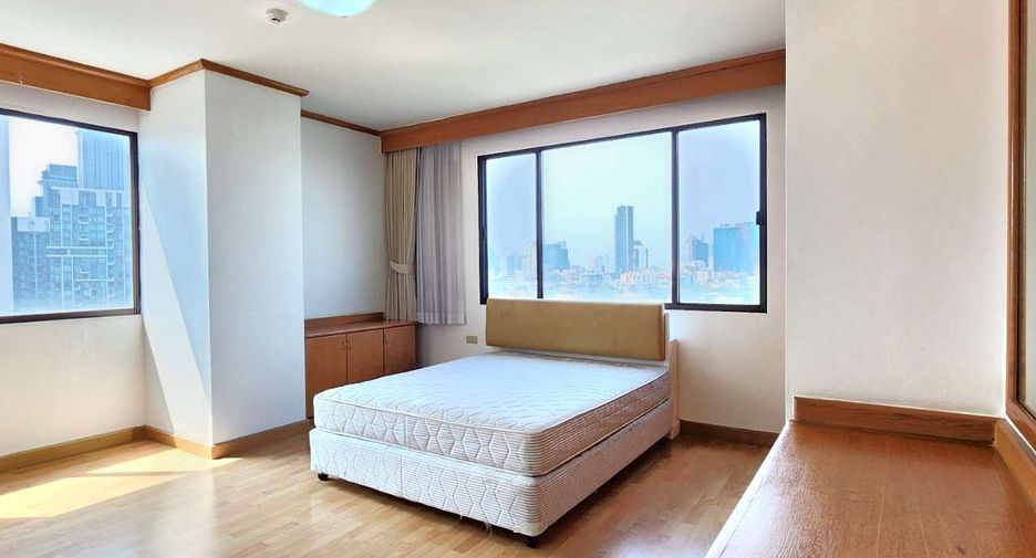 For rent 4 bedrooms condo in Watthana, Bangkok