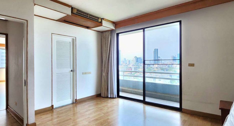 For rent 4 bedrooms condo in Watthana, Bangkok