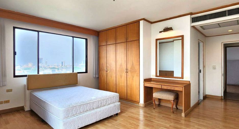 For rent 4 bedrooms condo in Watthana, Bangkok