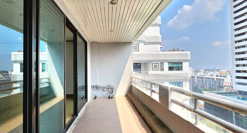 For rent 4 bedrooms condo in Watthana, Bangkok