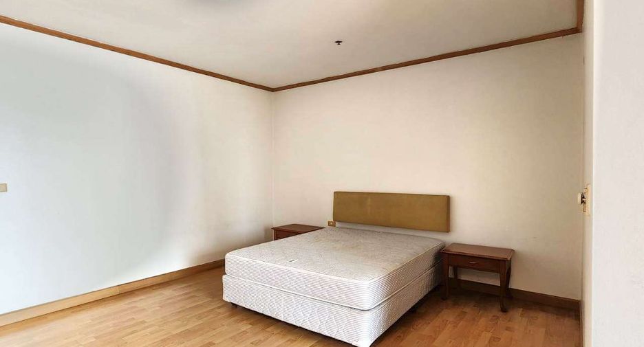 For rent 4 bedrooms condo in Watthana, Bangkok