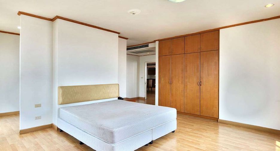 For rent 4 bedrooms condo in Watthana, Bangkok