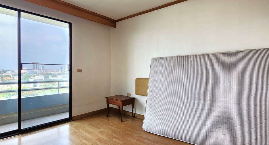 For rent 4 bedrooms condo in Watthana, Bangkok
