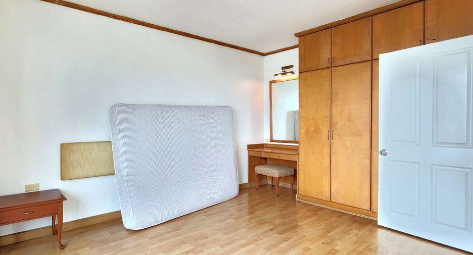 For rent 4 bedrooms condo in Watthana, Bangkok