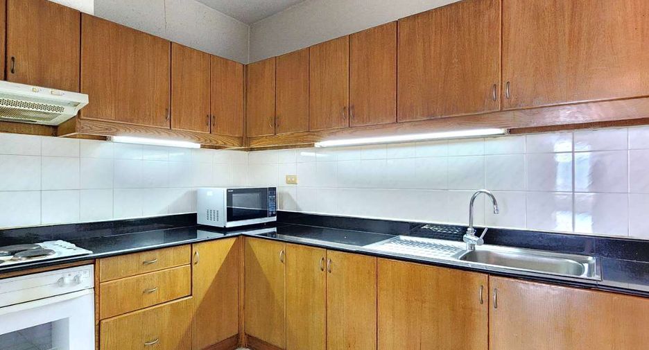 For rent 4 bedrooms condo in Watthana, Bangkok