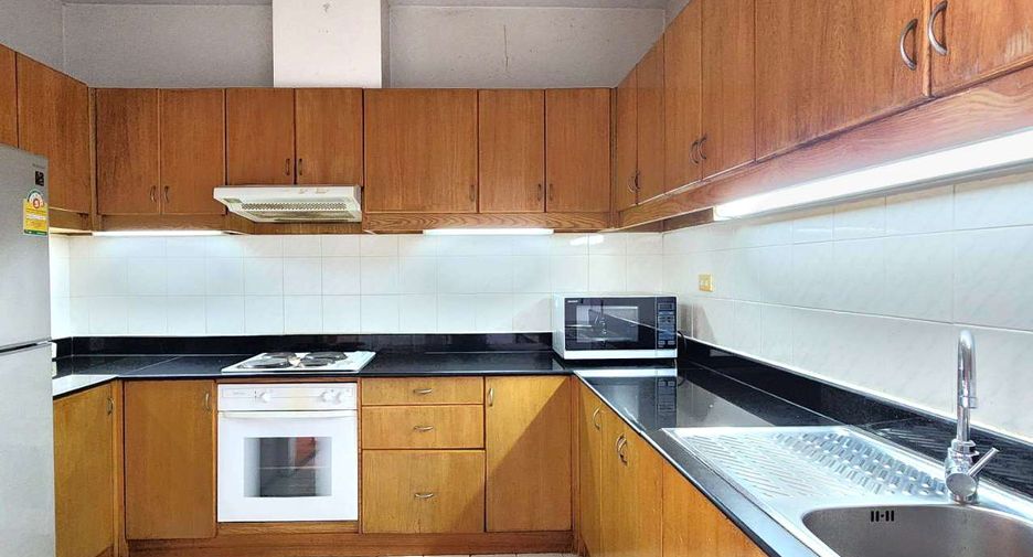 For rent 4 bedrooms condo in Watthana, Bangkok