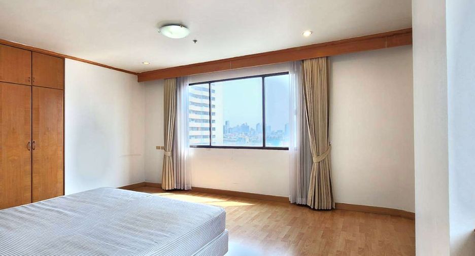 For rent 4 bedrooms condo in Watthana, Bangkok