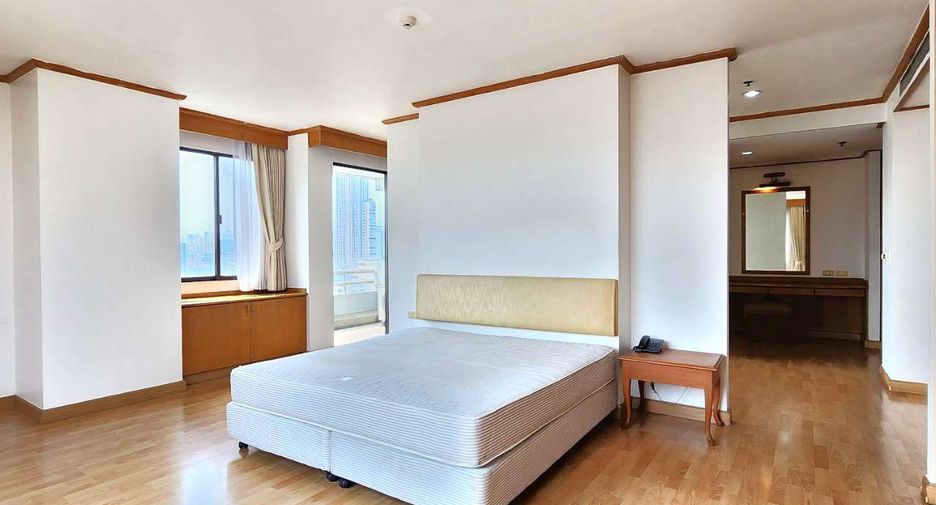 For rent 4 bedrooms condo in Watthana, Bangkok