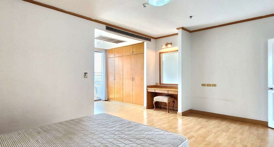For rent 4 bedrooms condo in Watthana, Bangkok
