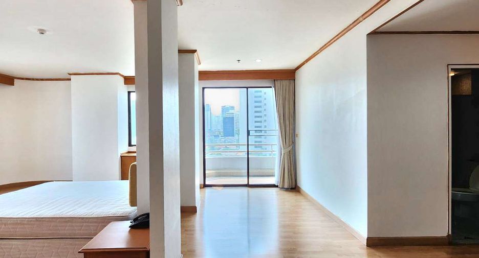 For rent 4 bedrooms condo in Watthana, Bangkok