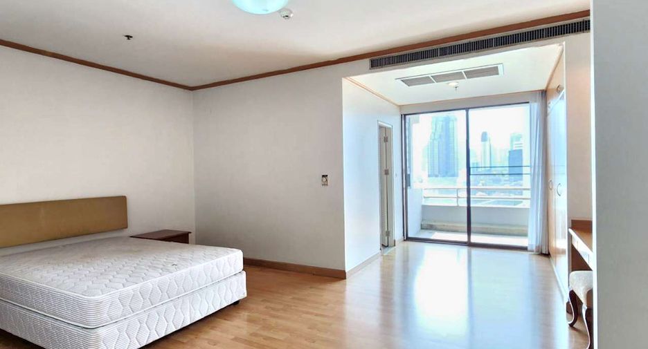 For rent 4 bedrooms condo in Watthana, Bangkok