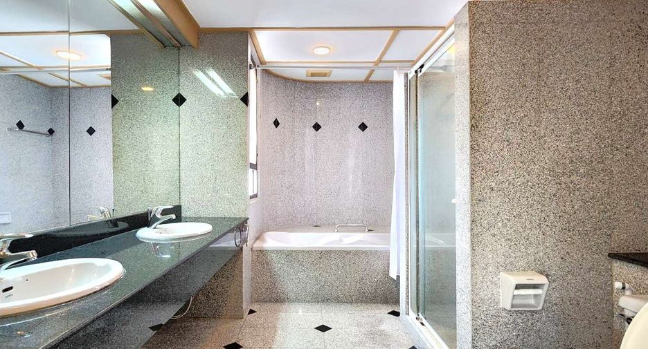 For rent 4 bedrooms condo in Watthana, Bangkok