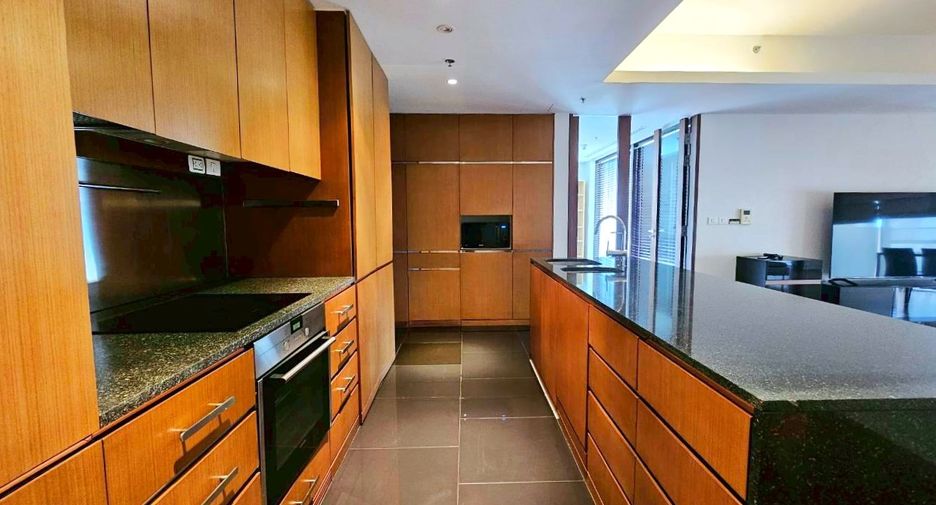 For rent 2 bedrooms condo in Pathum Wan, Bangkok