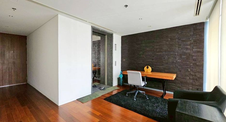 For rent 2 bedrooms condo in Pathum Wan, Bangkok