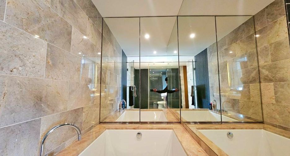 For rent 2 bedrooms condo in Pathum Wan, Bangkok