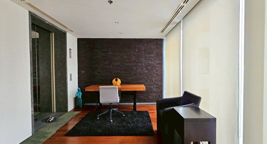 For rent 2 bedrooms condo in Pathum Wan, Bangkok