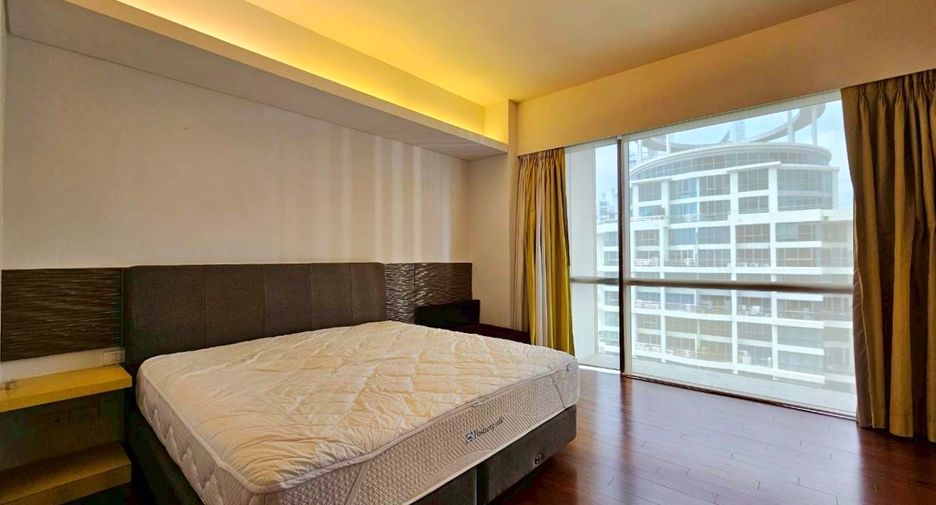 For rent 2 bedrooms condo in Pathum Wan, Bangkok