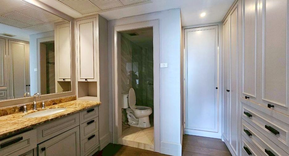 For rent 2 bedrooms condo in Pathum Wan, Bangkok